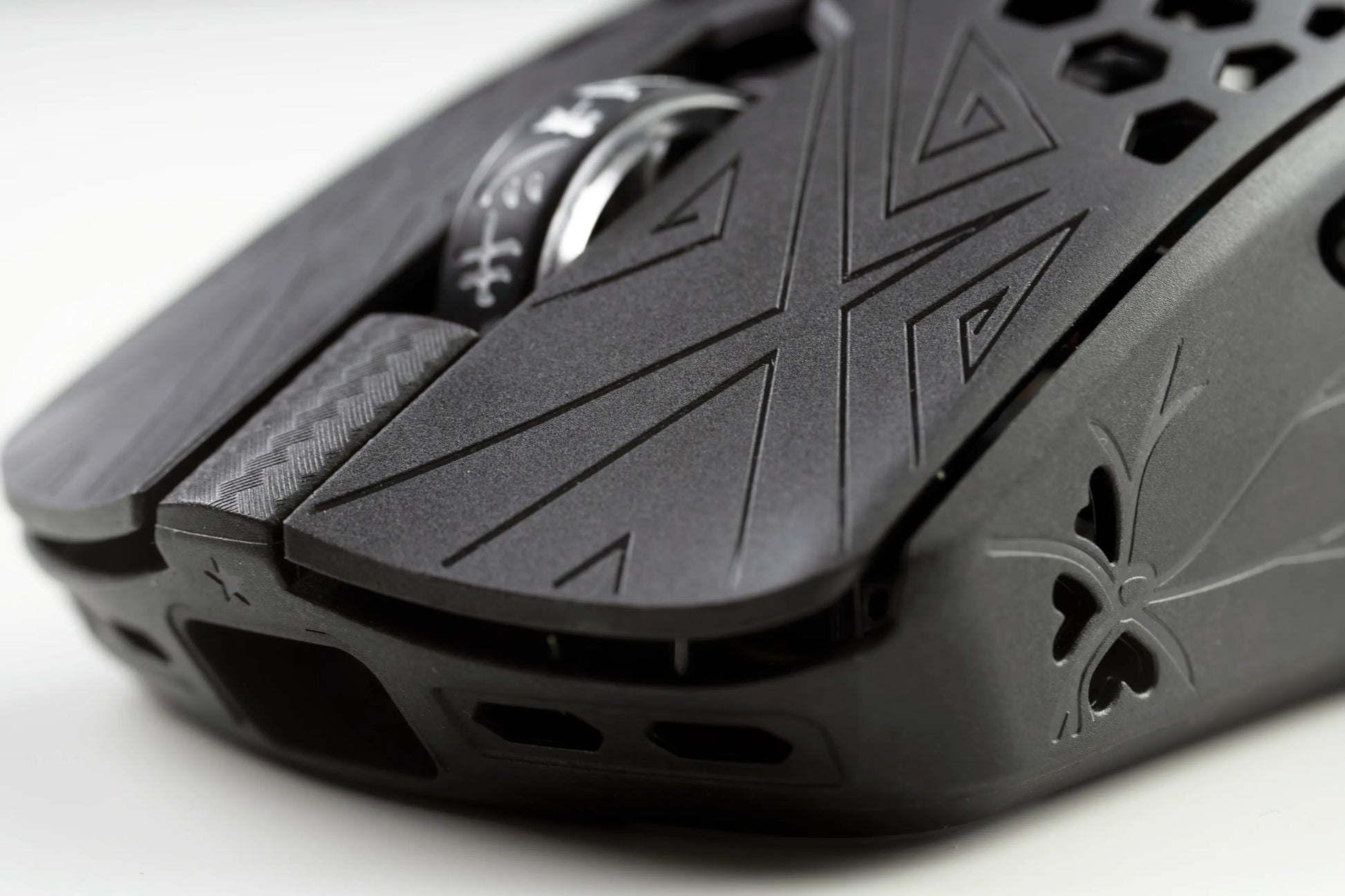 TENKO - AKITSU MEDIUM 40g Carbon Fiber 8K Wireless Gaming Mouse