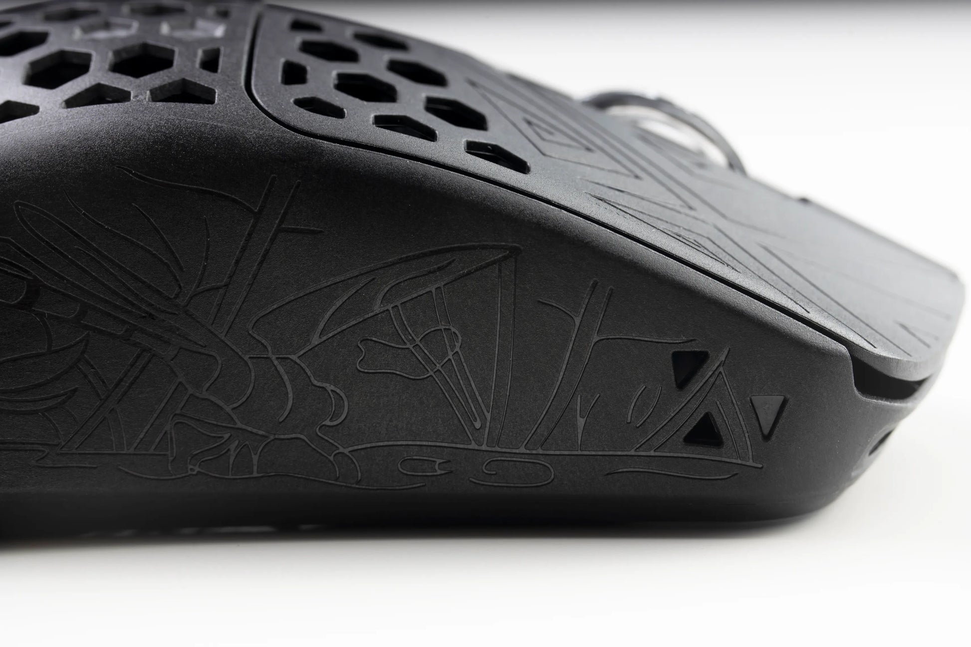 TENKO - AKITSU MEDIUM 40g Carbon Fiber 8K Wireless Gaming Mouse
