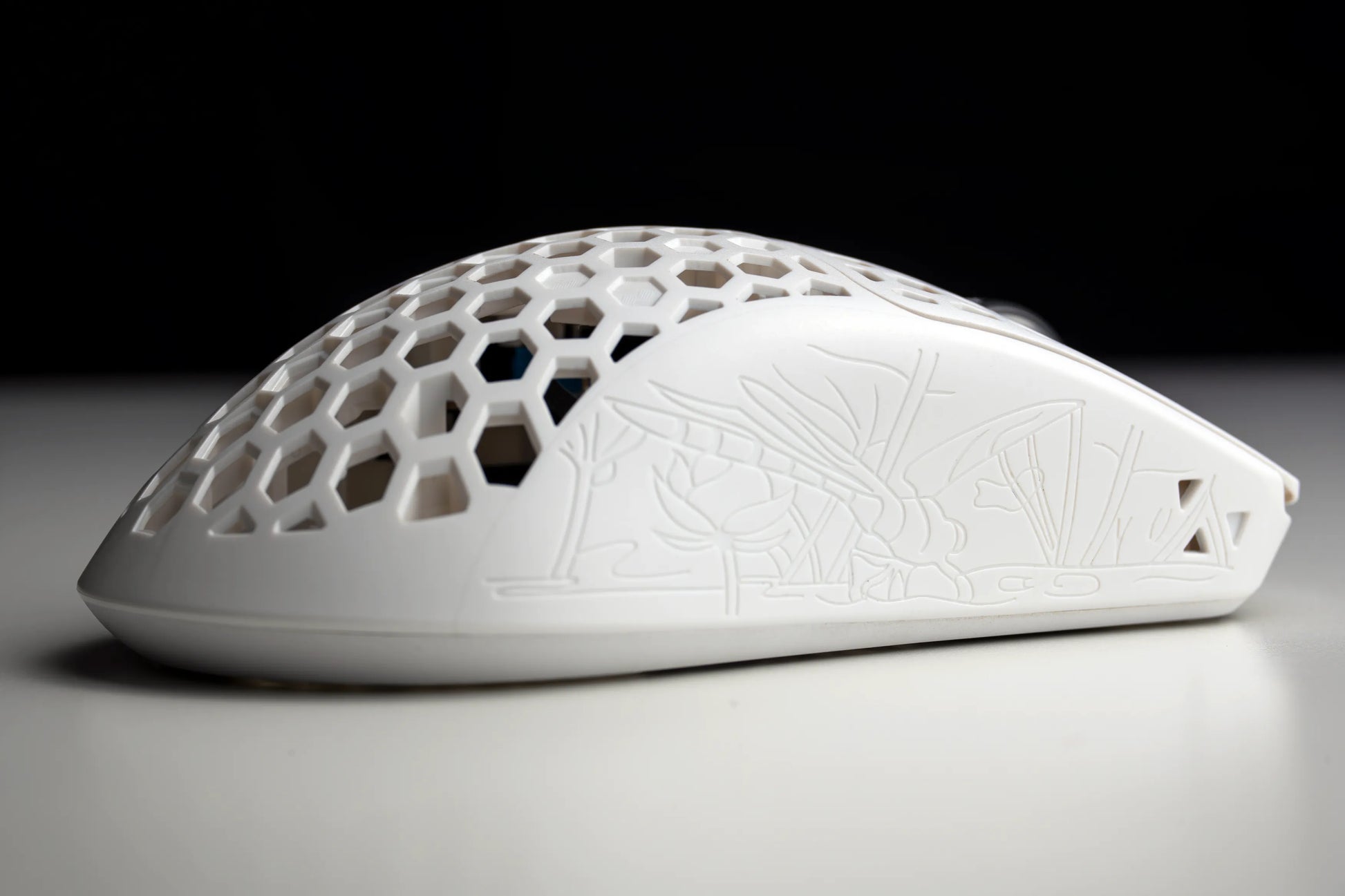 TENKO - AKITSU MEDIUM 40g Carbon Fiber 8K Wireless Gaming Mouse TENKO - AKITSU MEDIUM 40g Carbon Fiber 8K Wireless Gaming Mouse