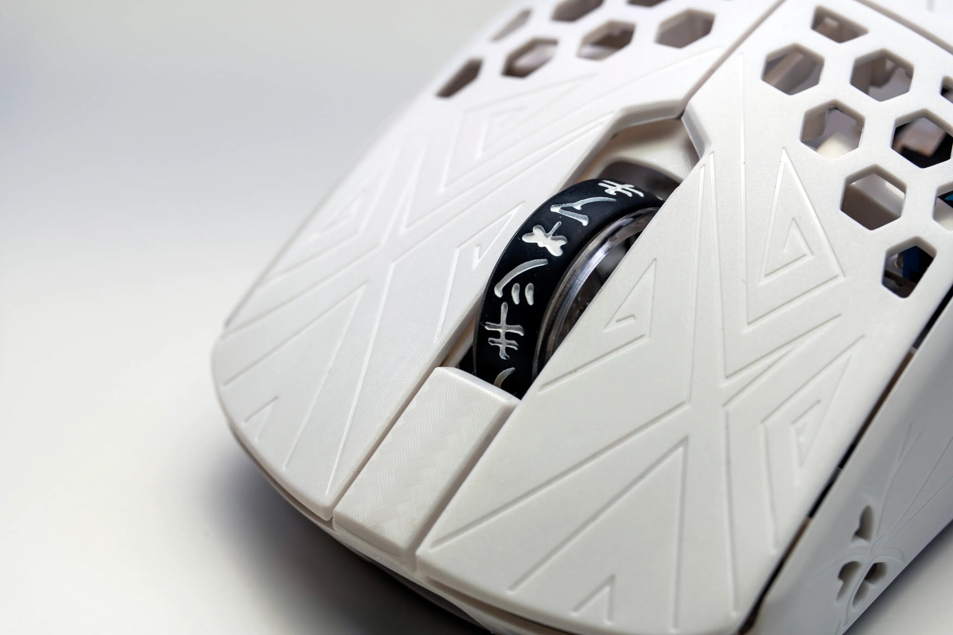 TENKO - AKITSU MEDIUM 40g Carbon Fiber 8K Wireless Gaming Mouse